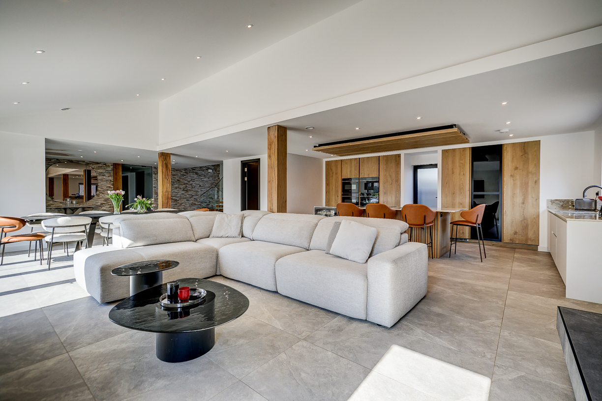 Handleless Kitchen in Henley Oak