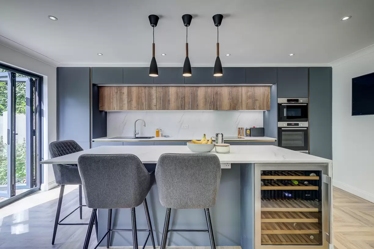 Handleless Kitchen with Farmhouse Oak Units