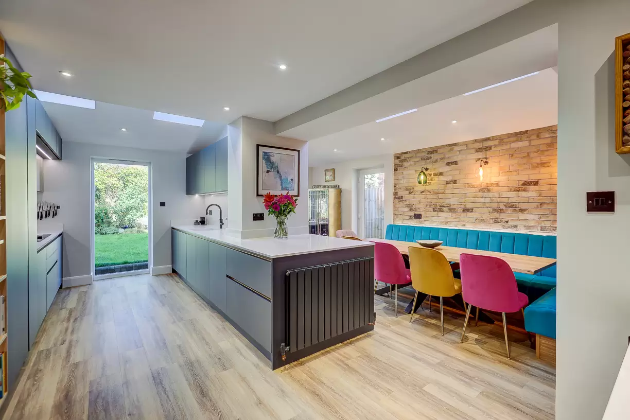 Handleless Kitchen with Banquette Seating Handleless Kitchen with Banquette Seating