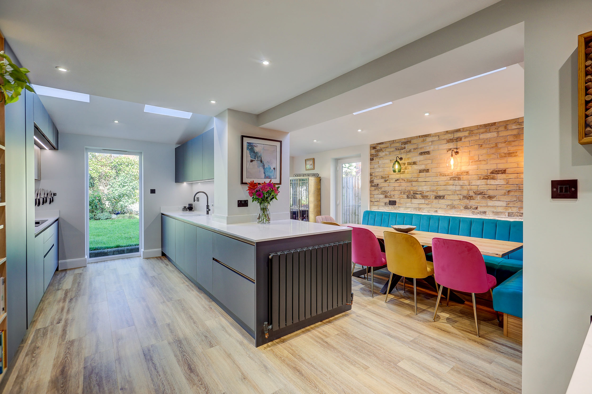 Handleless Kitchen with Banquette Seating