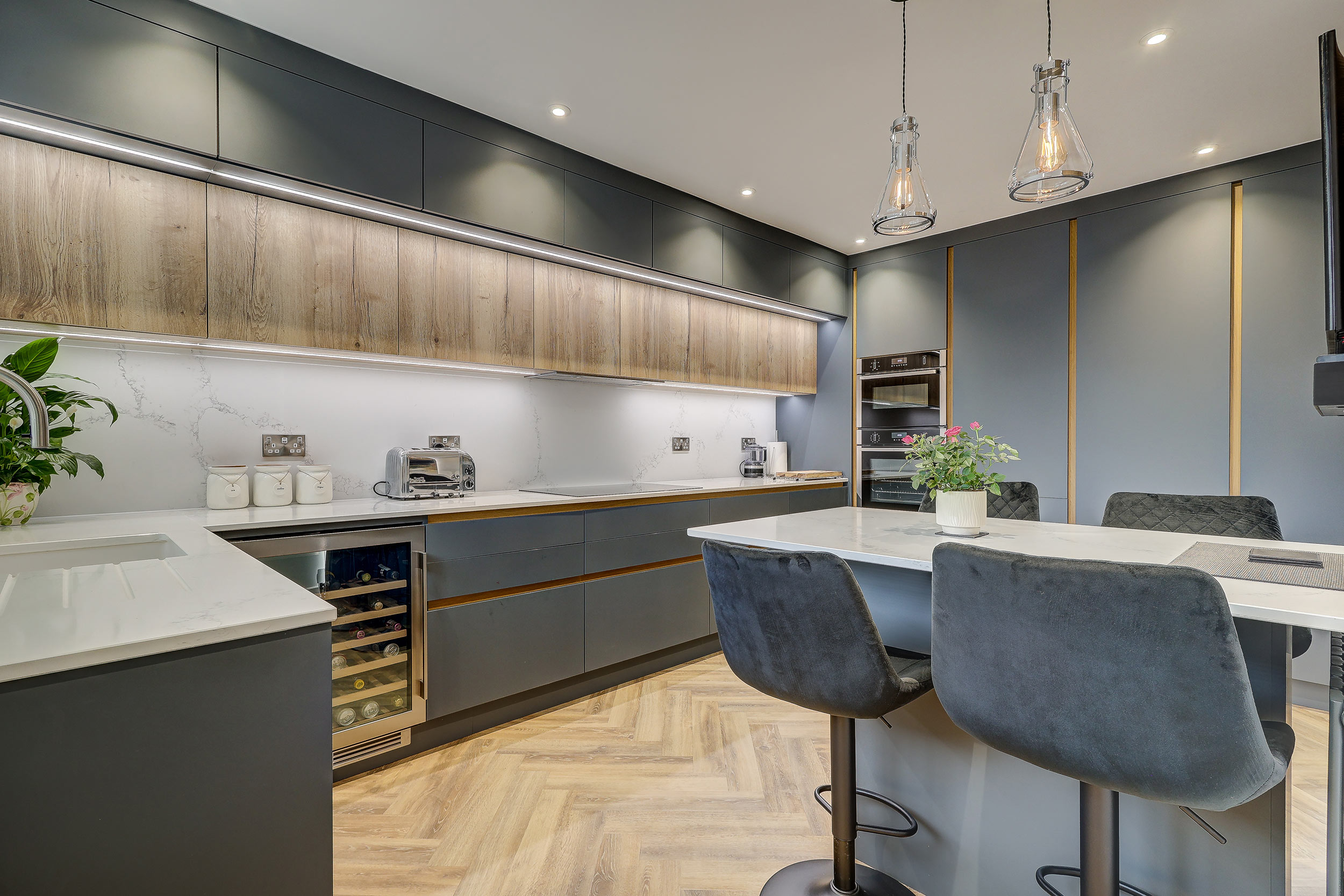 Handleless Kitchen with Mayfield Oak Handleless Kitchen with Mayfield Oak